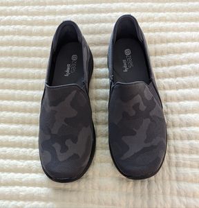 BZees Women slip on shoe